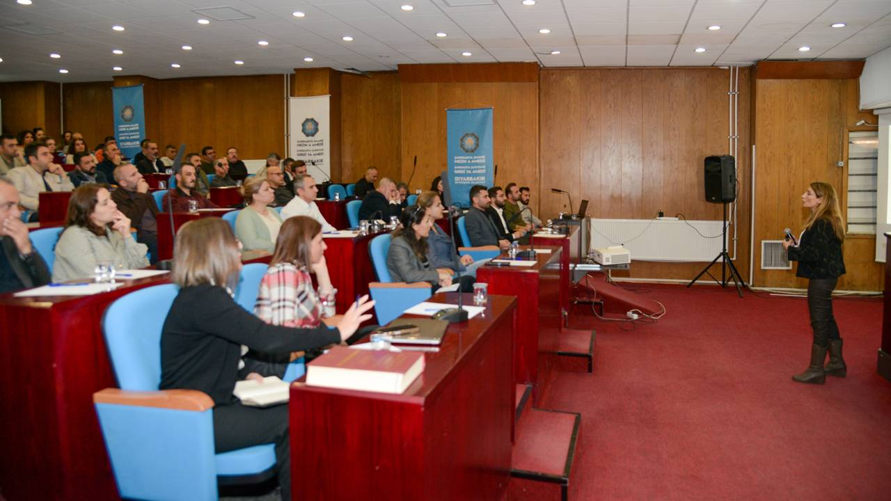 Diyarbakır Büyükşehir’de çok dilli belediyecilik semineri
