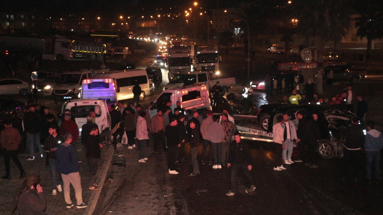 Şırnak'ta freni boşalan vinç 6 araca çarptı: Çok sayıda yaralı var