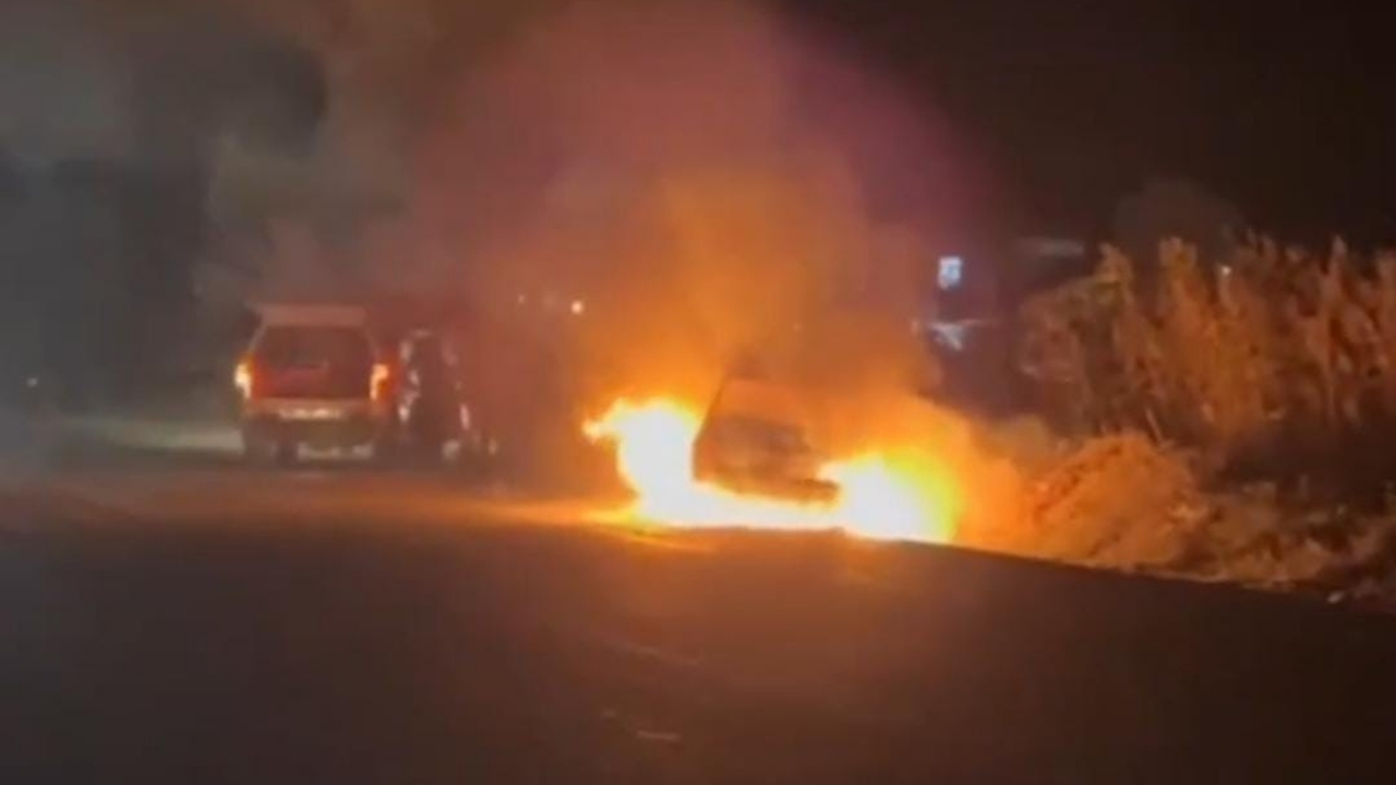 Şanlıurfa'da bir şahıs otomobilini ateşe verdi