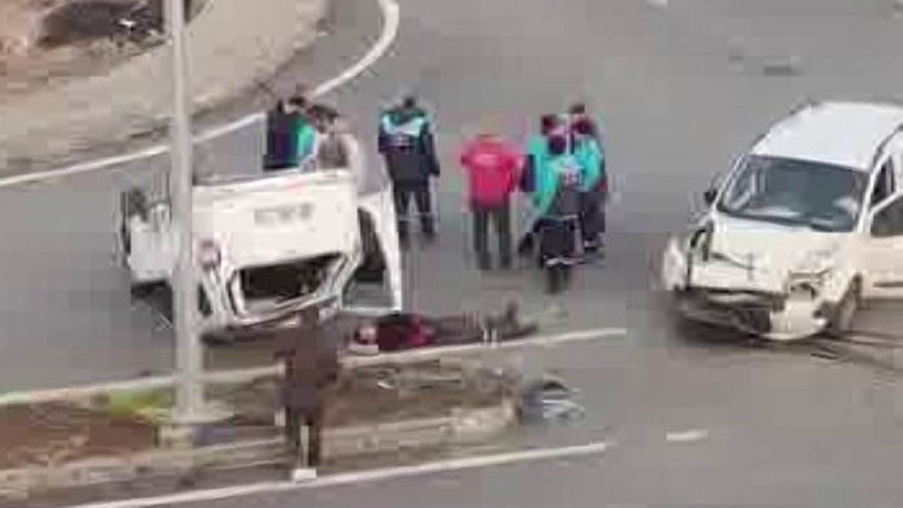 Diyarbakır’da çarpışan araçlardan biri ters döndü: 2 yaralı