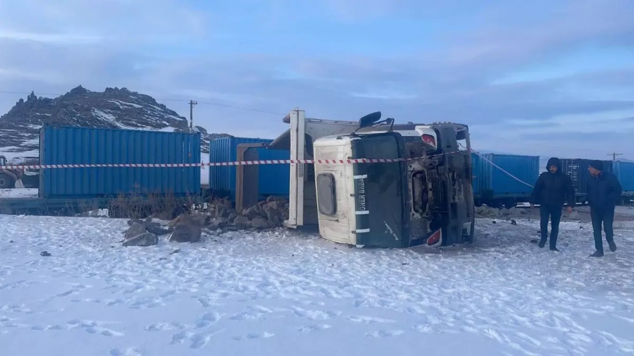 Kars’ta feci kaza: Yük treni ile kamyon çarpıştı