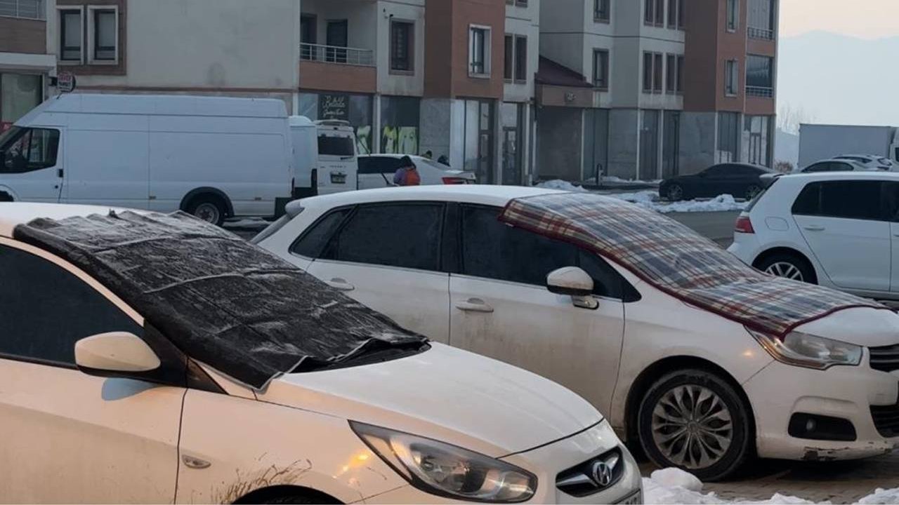 Hakkari’de araçlar battaniyeyle korunuyor