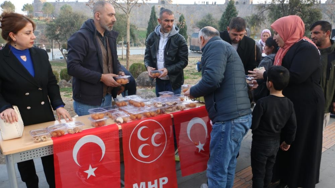MHP, Diyarbakır’da simit, tatlı ve limonata dağıttı