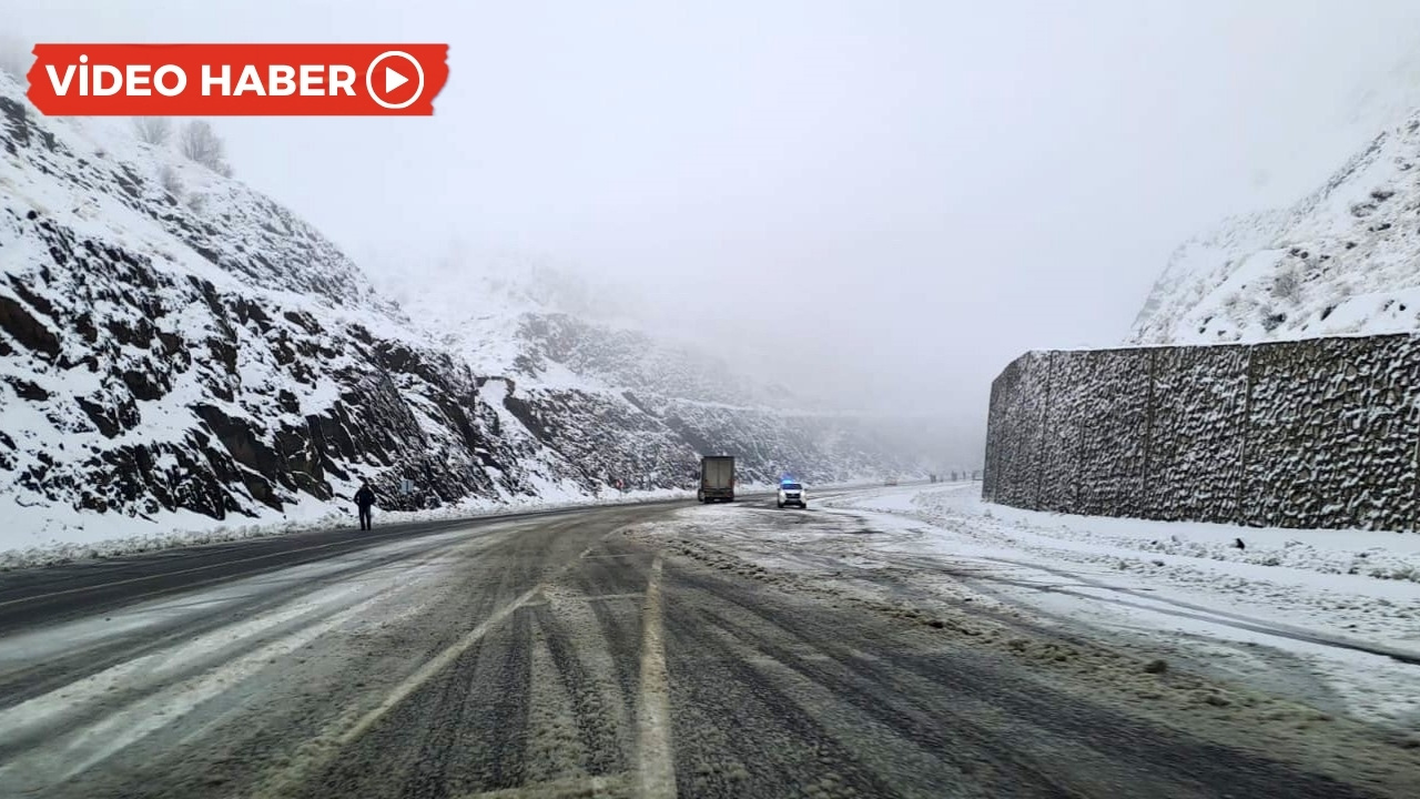 Diyarbakır'da kar yağışı nedeniyle bazı araçlar yolda kaldı