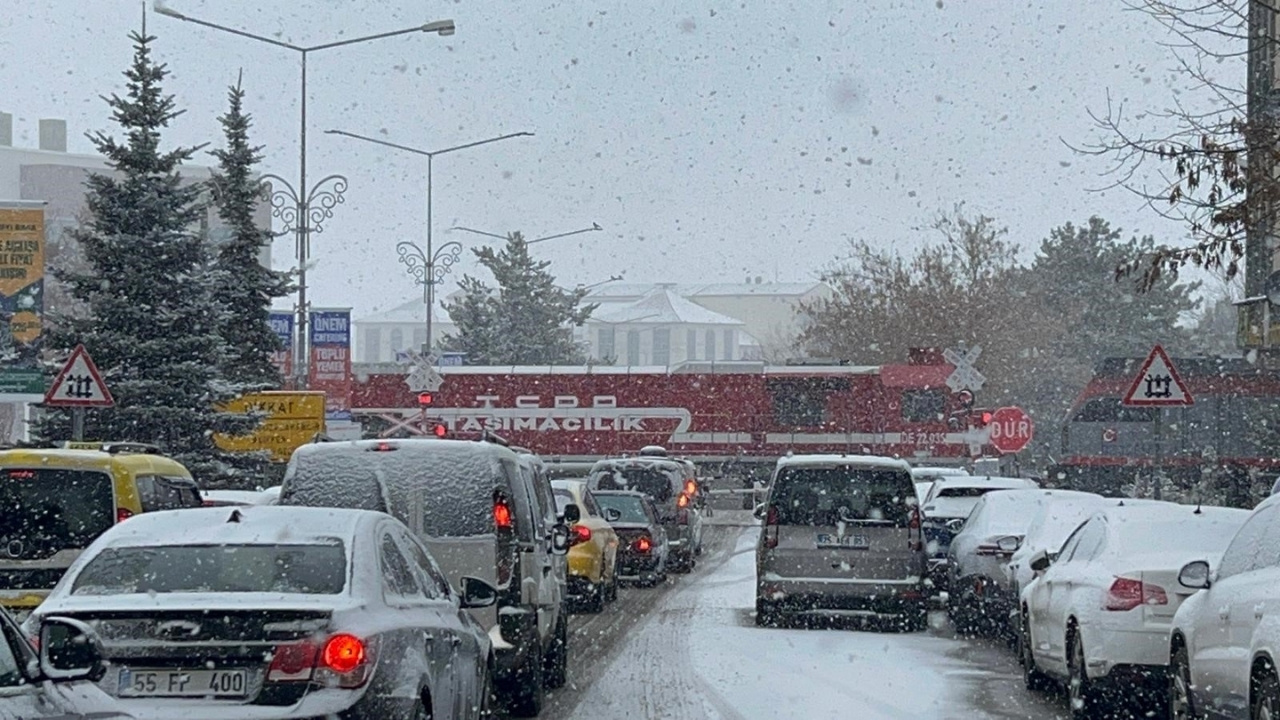 Erzurum’da kar yağışı etkili oldu