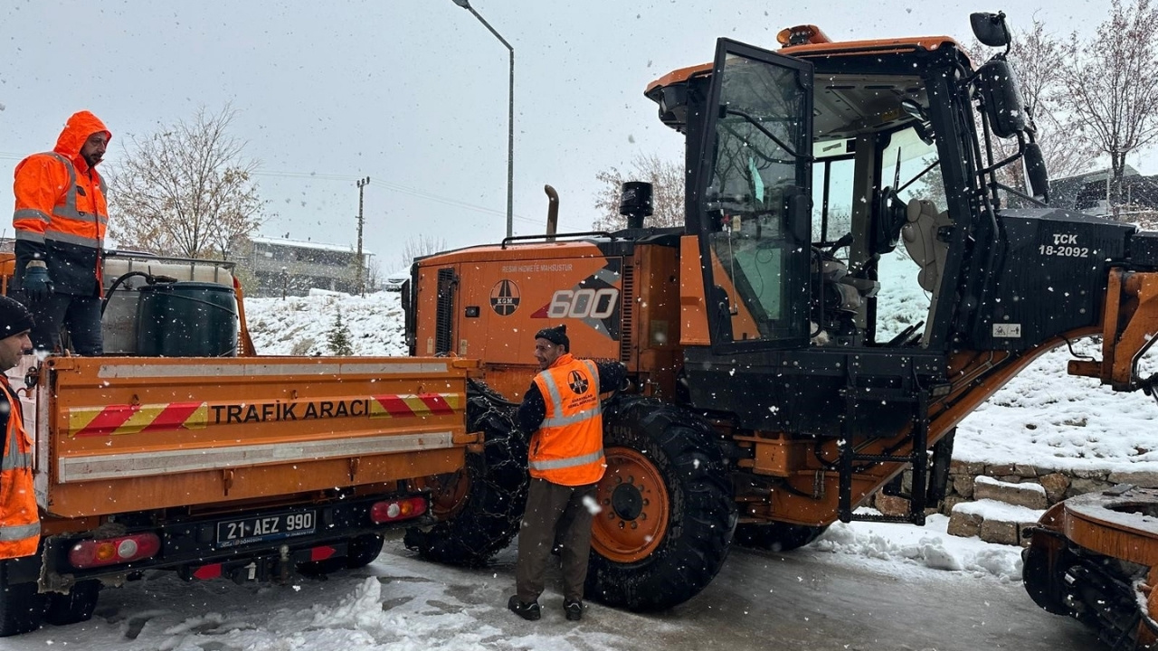 Şırnak'ta kar nedeniyle 22 araç yollarda kaldı