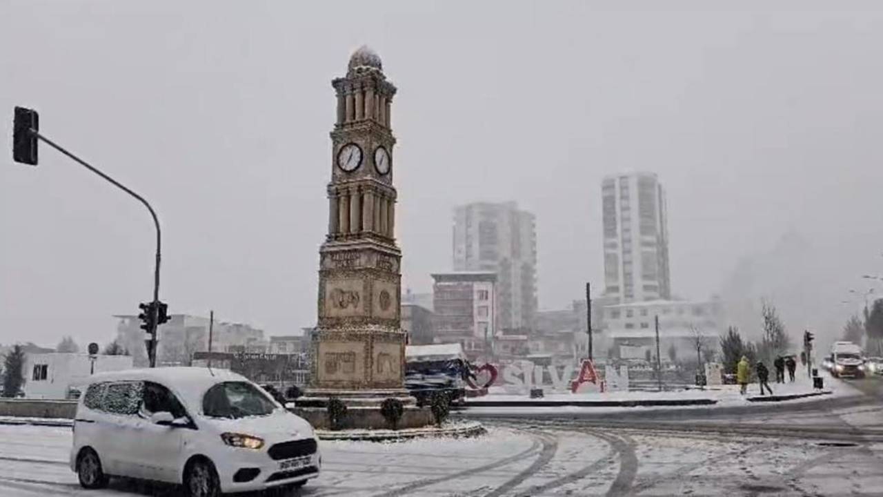 Diyarbakır’ın 4 ilçesinde okullar tatil edildi: Yollar buz pistine döndü