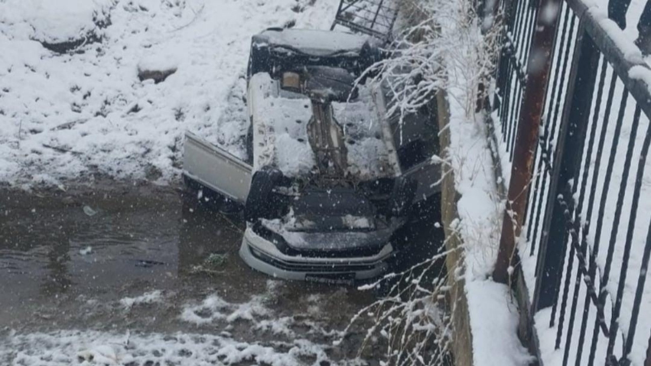 Diyarbakır’da otomobil köprüden düştü: 2 yaralı