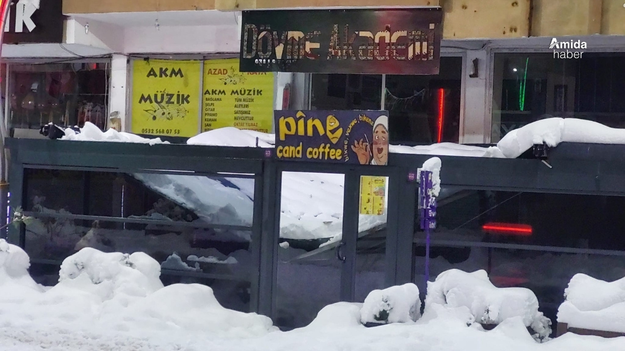 50 santim kar yağdı: Sur’da işyeri çatısı çöktü