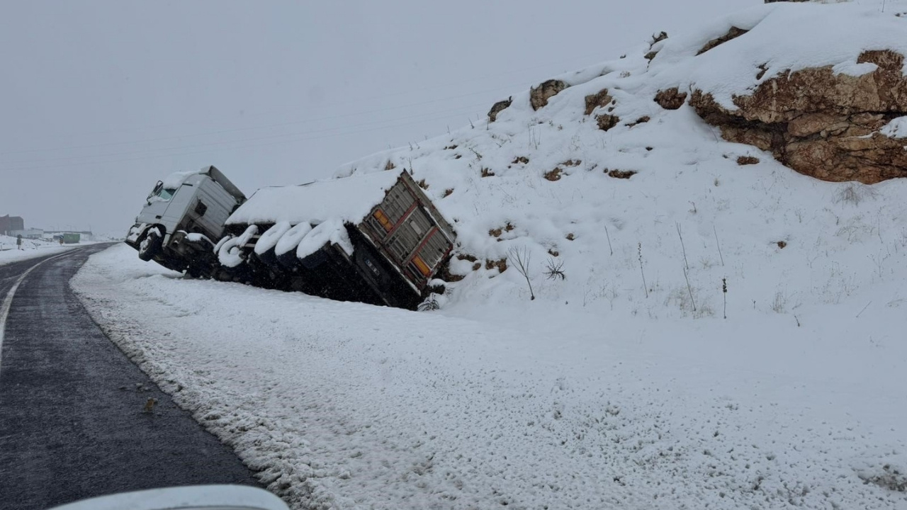 Diyarbakır’da tır yola devrildi
