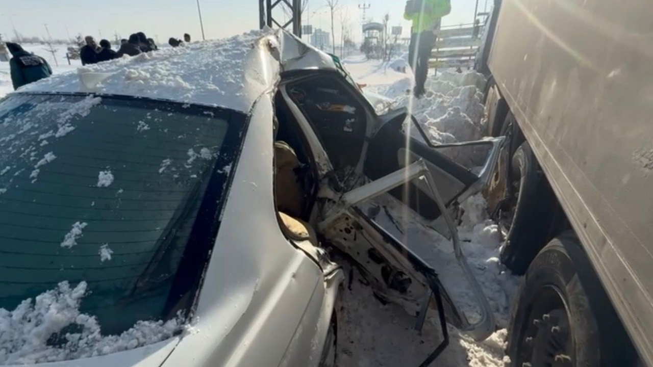 Ağrı'da trafik kazası: 1'i ağır 2 yaralı