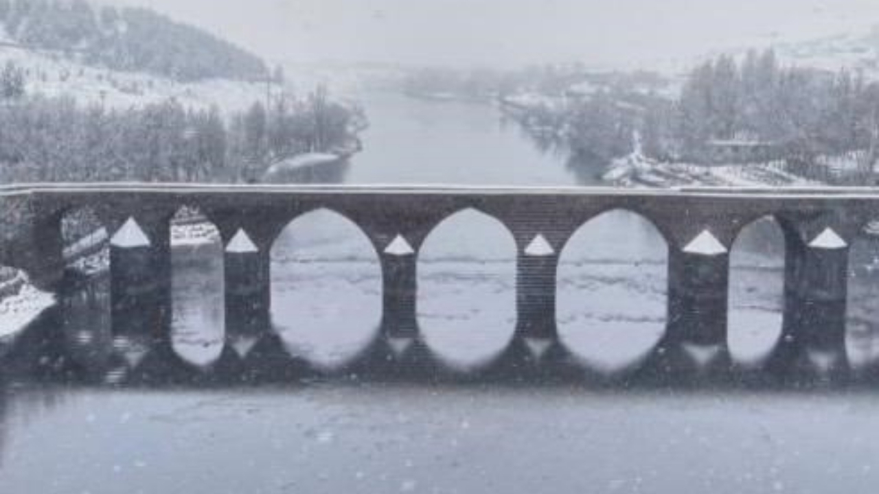 Diyarbakır'ın tarihi mekanları beyaza büründü