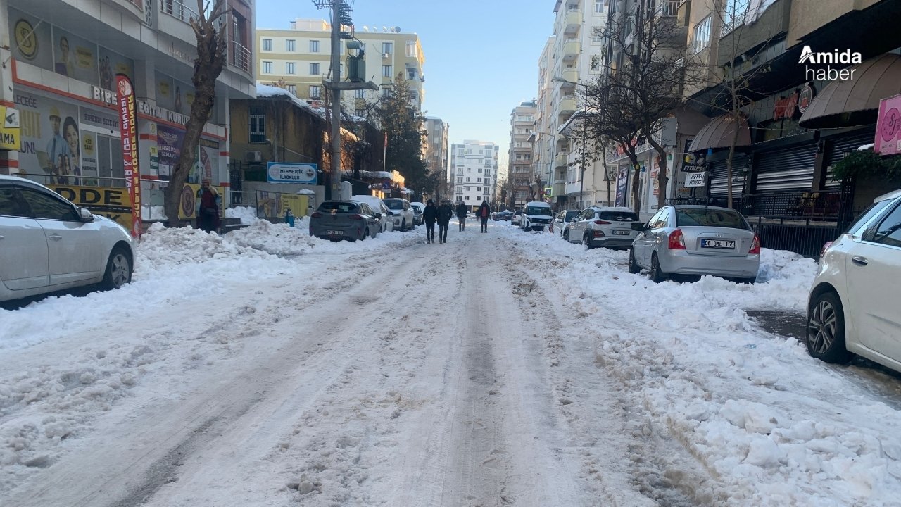 Diyarbakır’da ara sokaklar hâlâ buz pisti
