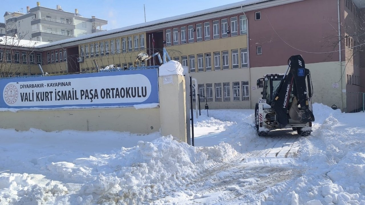 Kayapınar Belediyesi 149 okulda kar temizliği yaptı