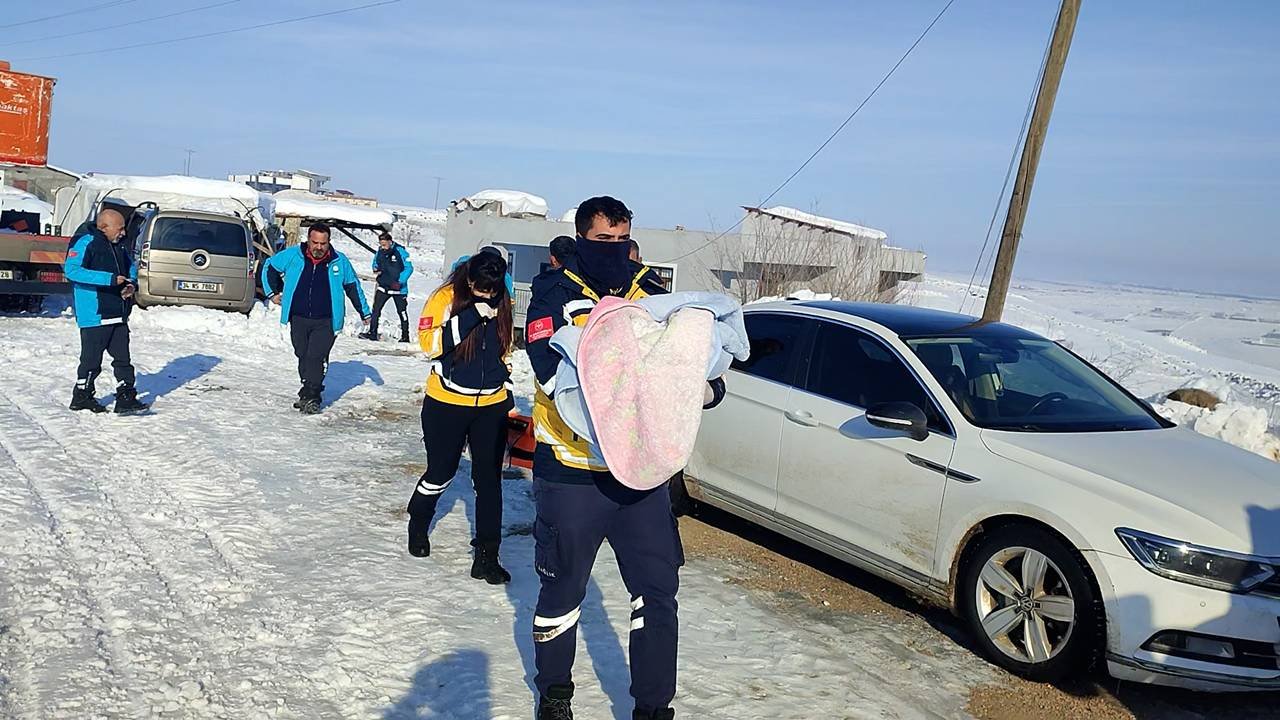 Ambulans gidemedi, ekipler yol açtı: Tavşantepe’de mucize bebek!