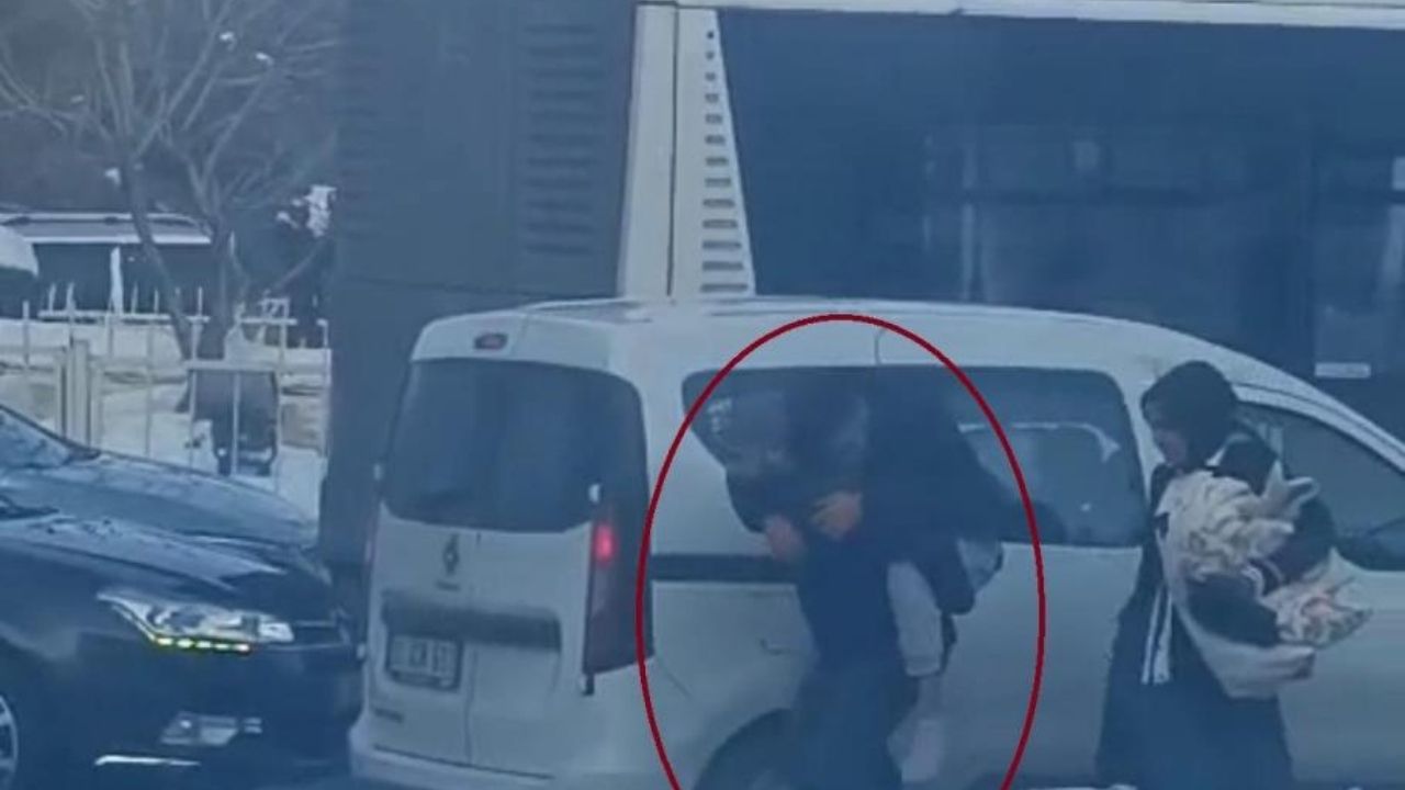 Diyarbakır'da trafik durdu, vatandaş hastasını sırtladı