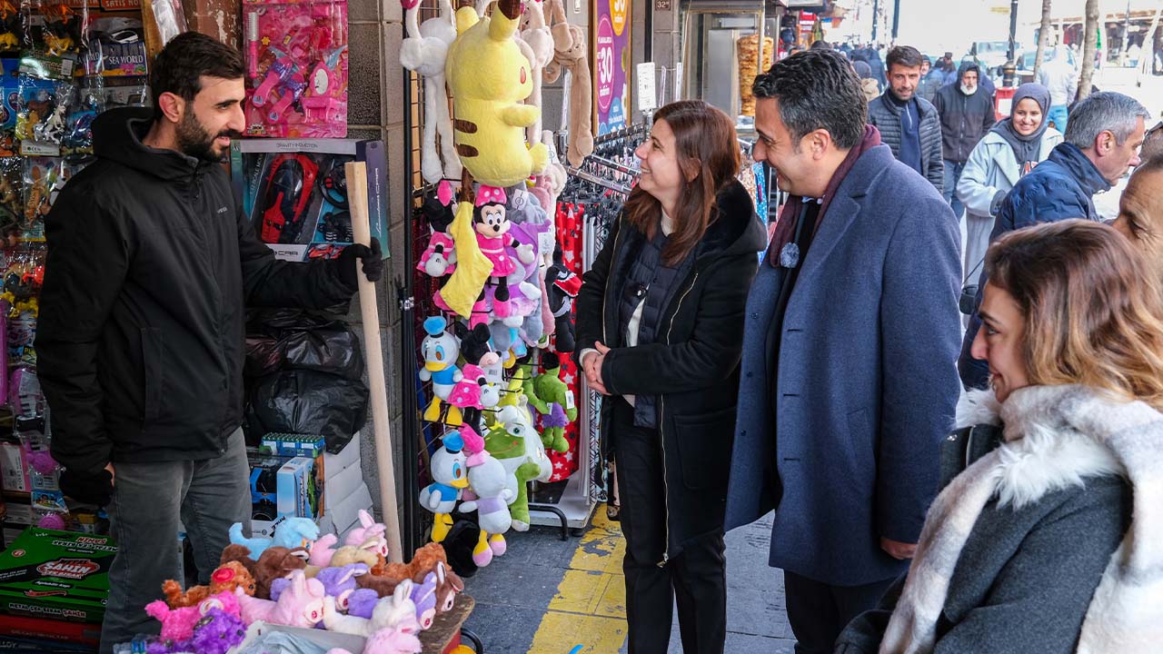 Diyarbakır’da kar seferberliği: Belediye esnafa kürek dağıttı