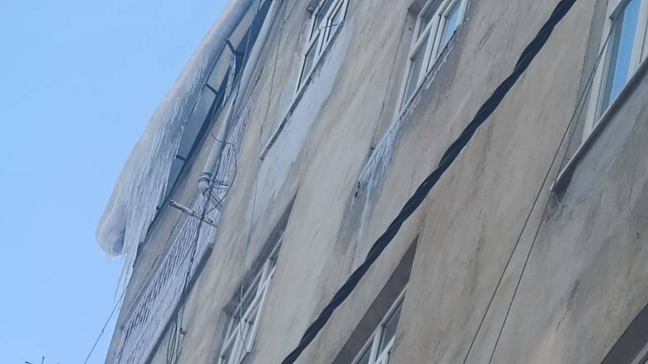 Diyarbakır’da buz sarkıtları tehlike saçıyor