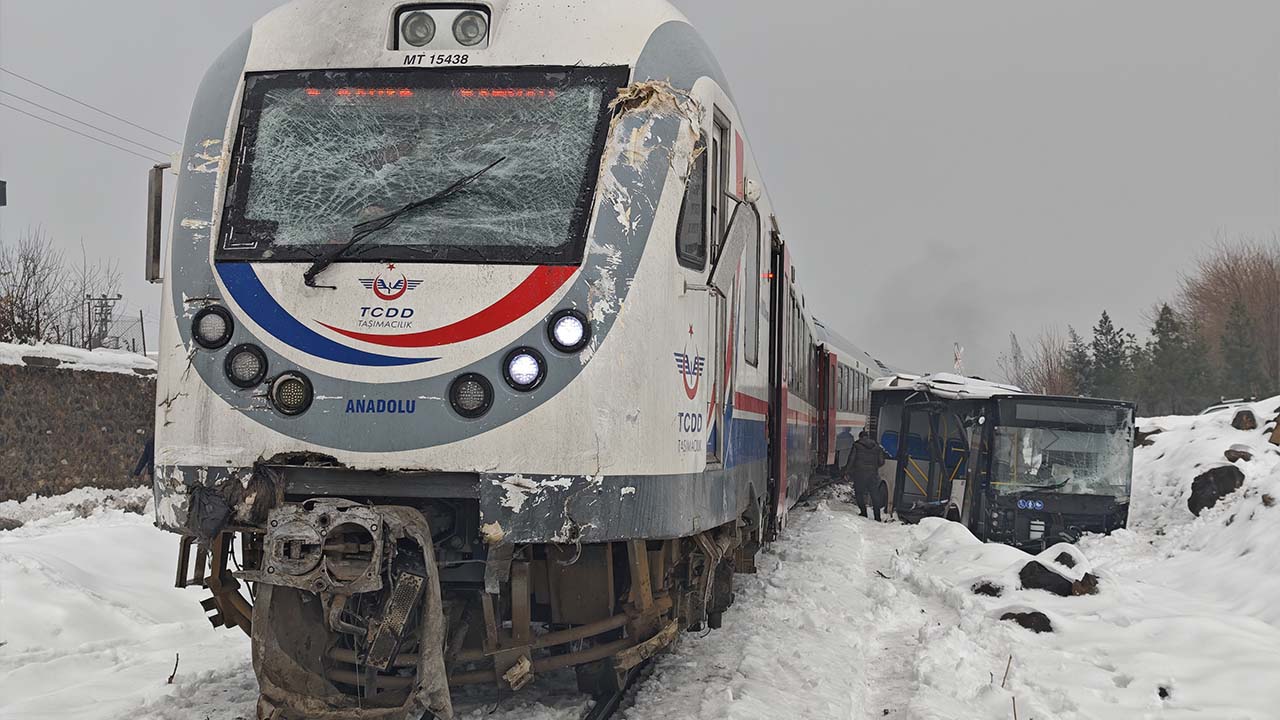 Diyarbakır’da trenle belediye otobüsü çarpıştı
