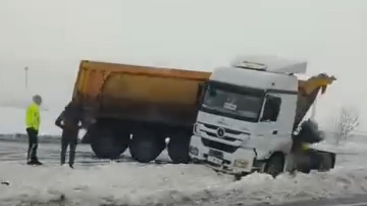 Diyarbakır'da maddi hasarlı zincirleme trafik kazası