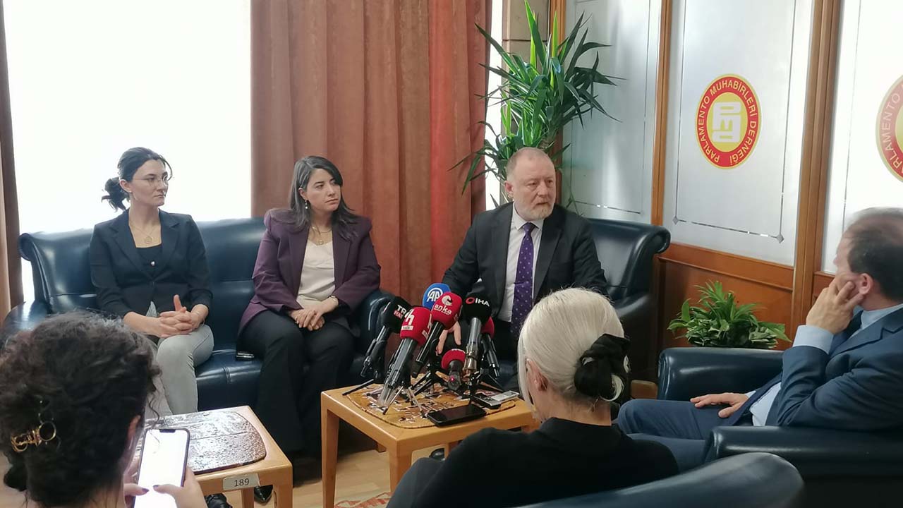 Siyasetçiler gazetecilerin gününü kutladı: Gündem Suriye