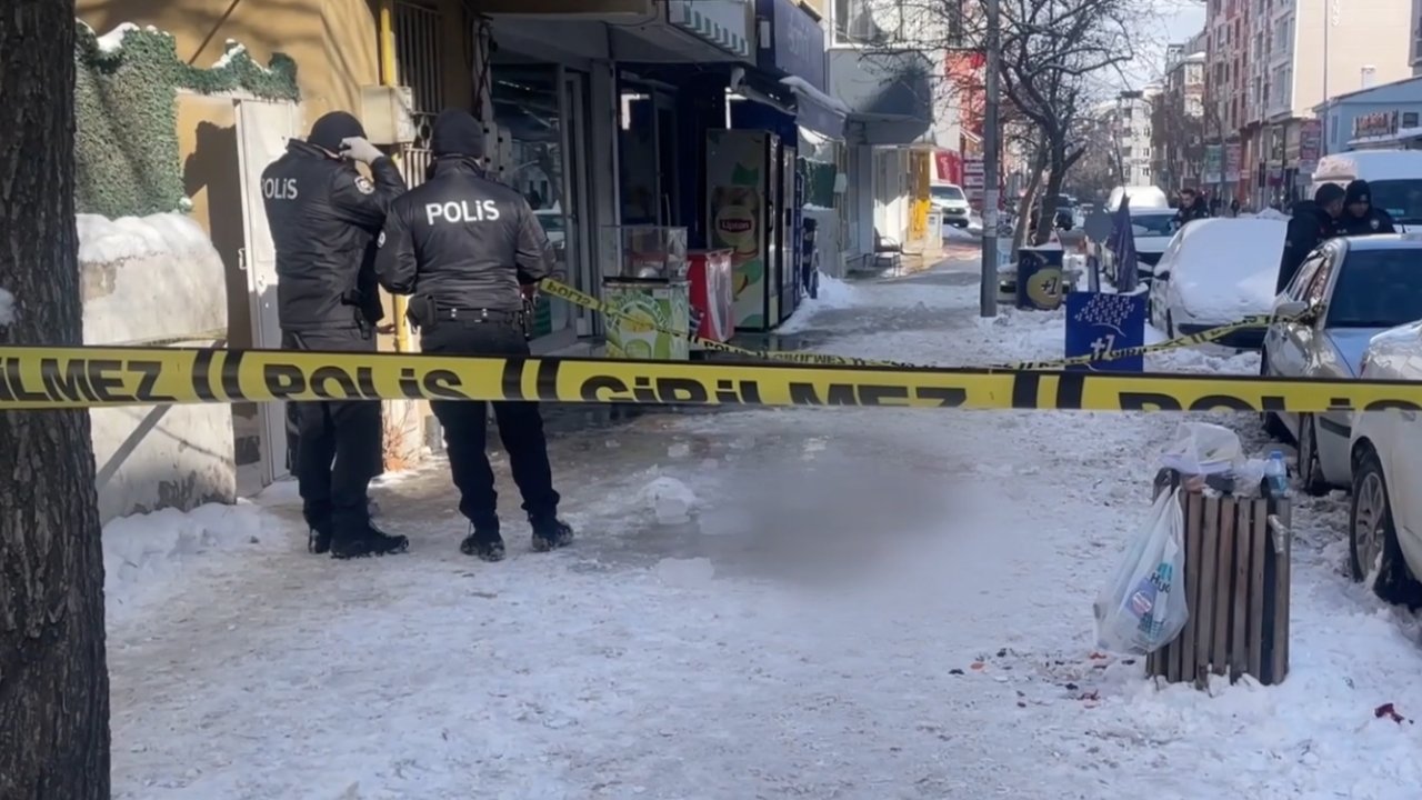 Çatıdan kopan buz sarkıtı yoldan geçen kadını yaraladı