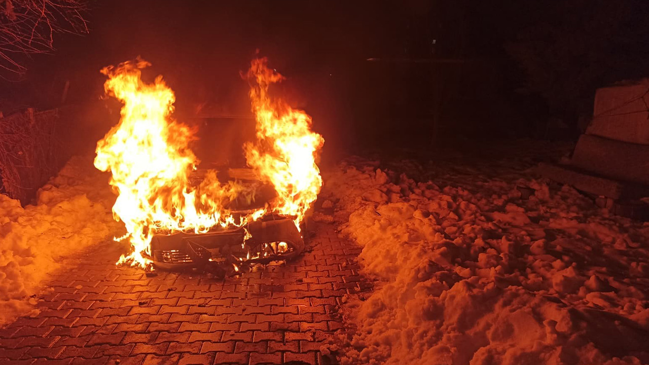 Diyarbakır'da seyir halindeki araç alev aldı