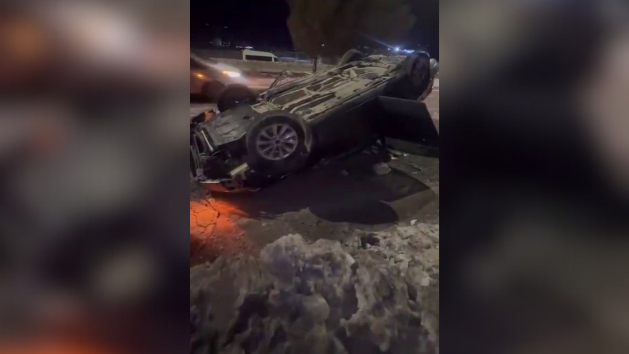 Diyarbakır’da gizli buzlanma: Otomobil takla attı