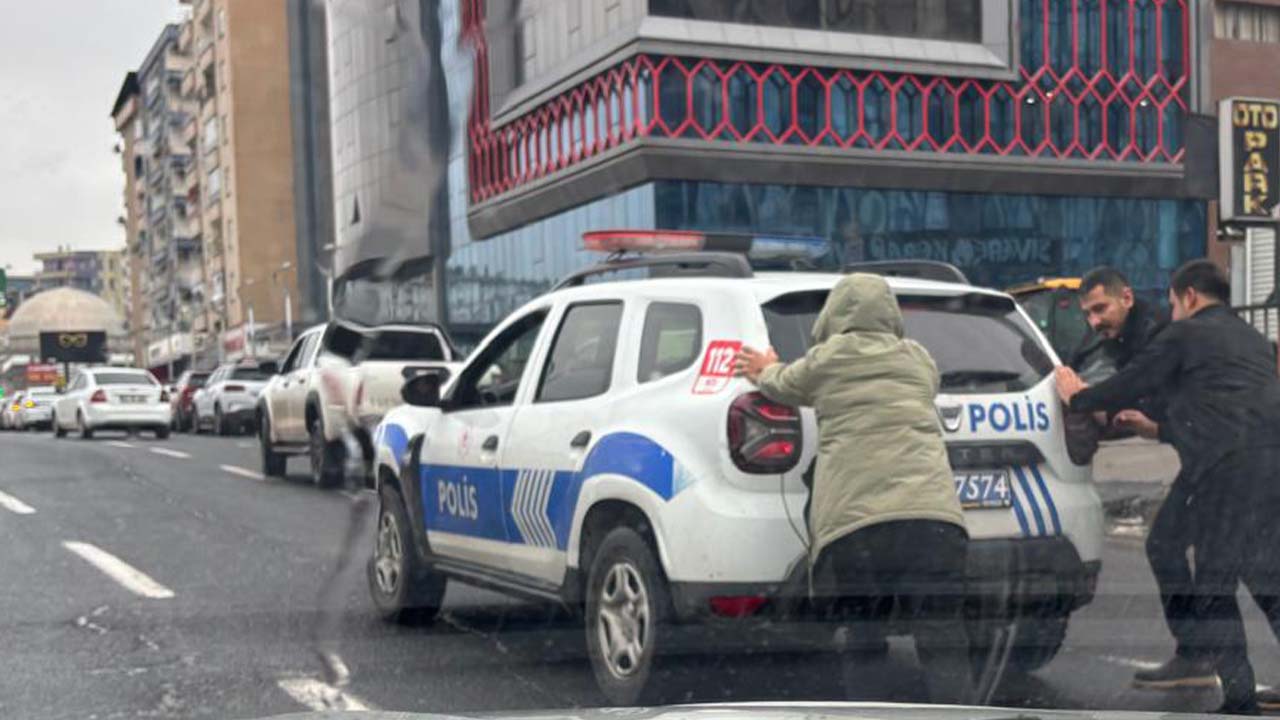 Diyarbakır’da polis aracı yolda kaldı: Vatandaşlar yetişti