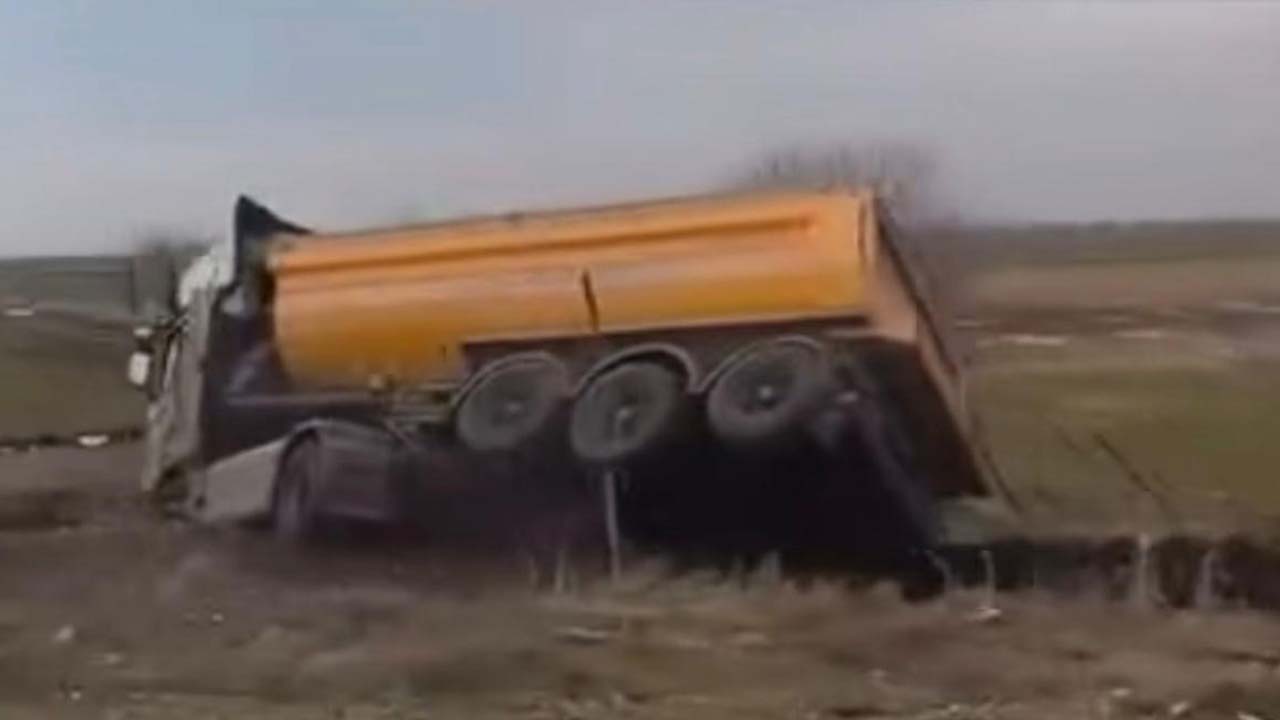 Diyarbakır’da kamyon yol kenarına devrildi: 1 yaralı