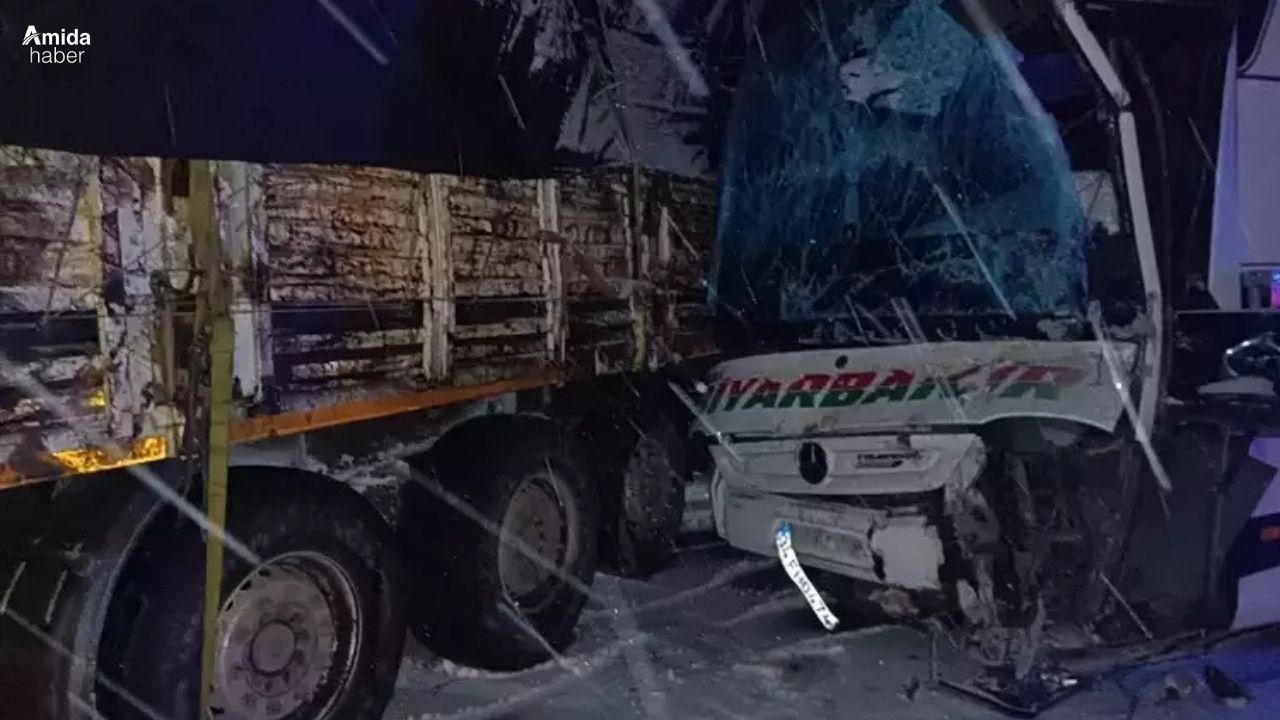Diyarbakır yolcu otobüsü TIR’a çarptı: Yaralılar var