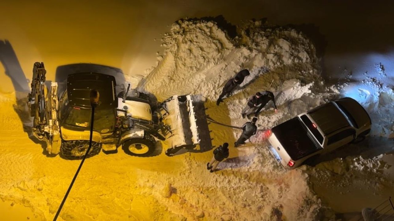 Yüksekova’da kar esareti: Bir metreyi aştı