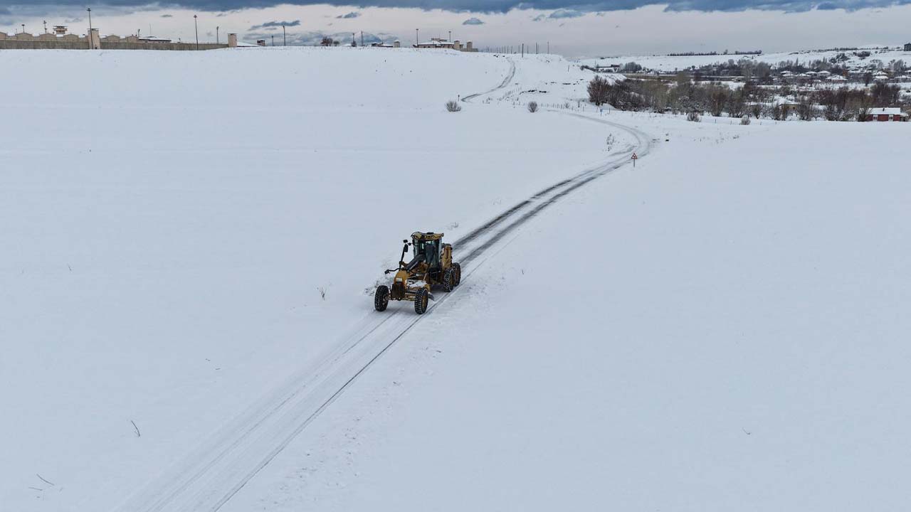 Van’da kar nedeniyle 283 yerleşim yerinin yolu kapandı
