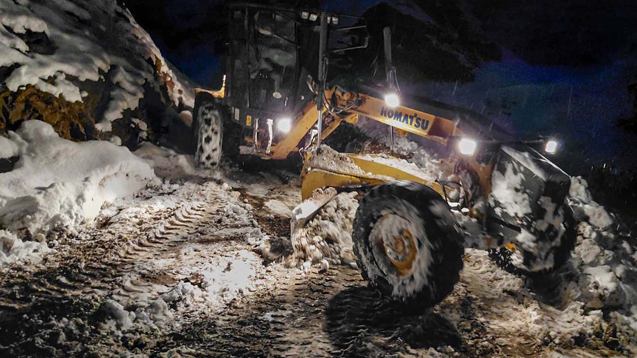 Diyarbakır’ın 10 ilçesinde 300 kilometre yol açıldı