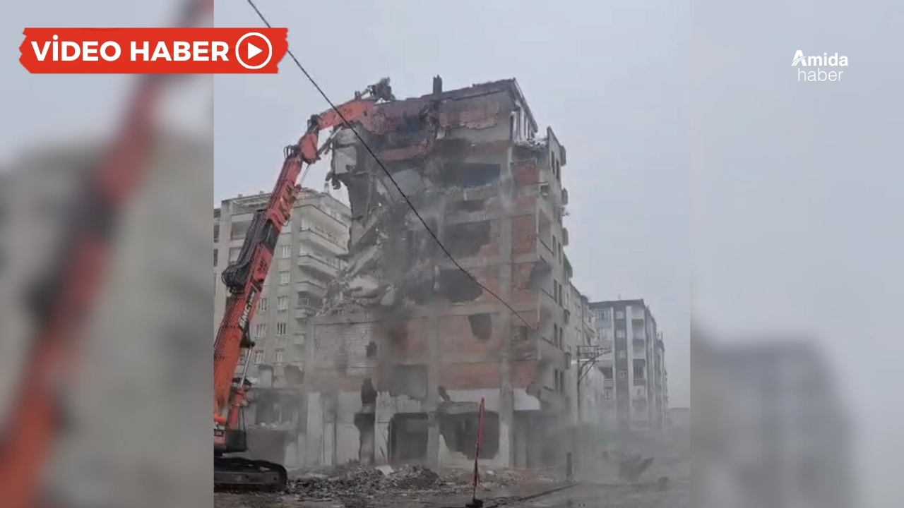 Diyarbakır’da ağır hasarlı bina tek dokunuşla yerle bir oldu