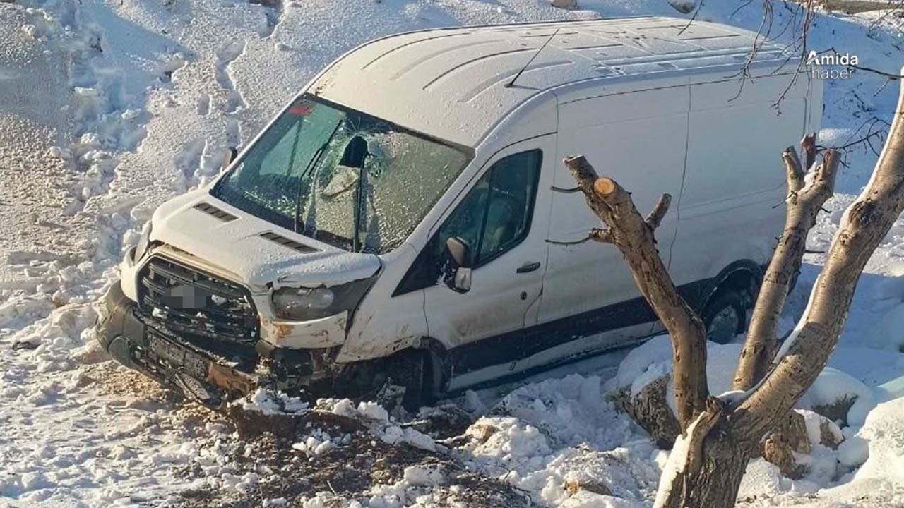 Batman’da minibüs şarampole devrildi: 3 yaralı