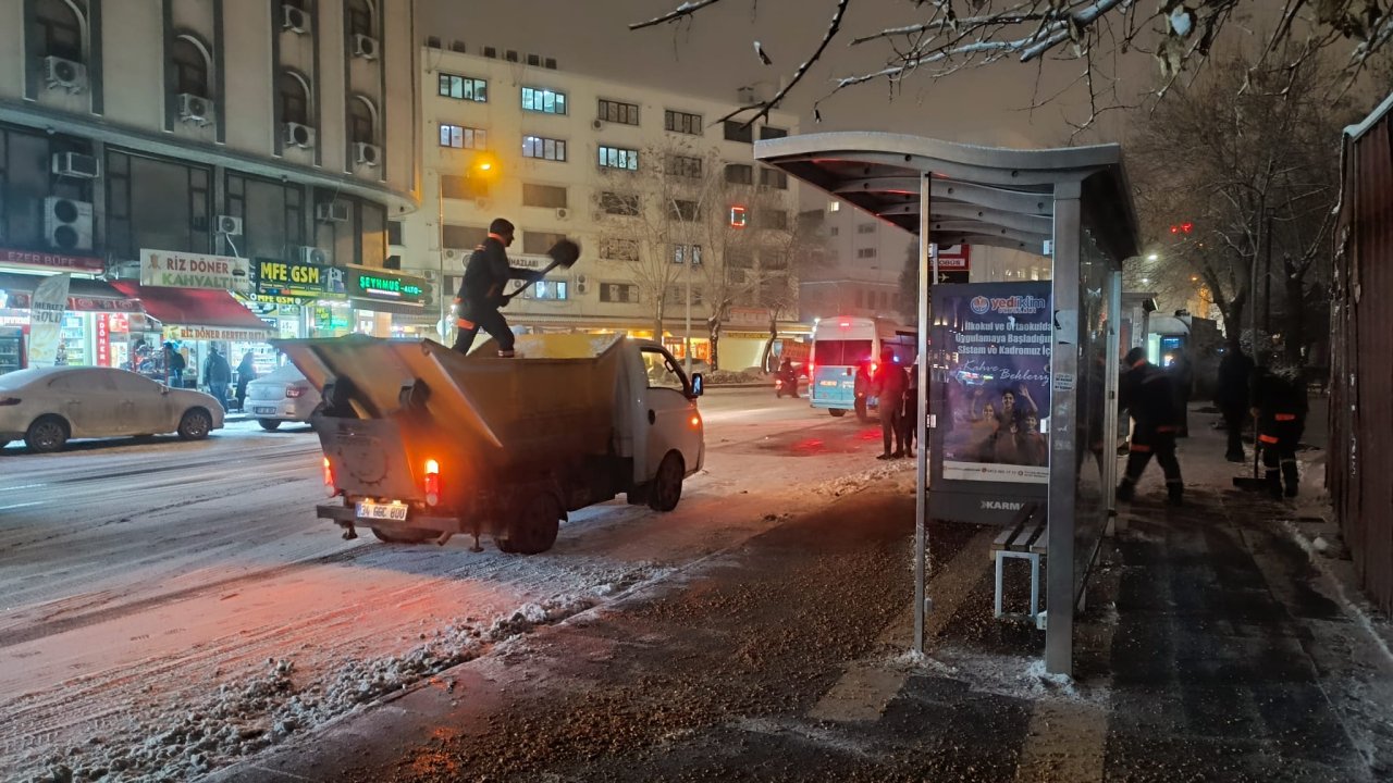 Diyarbakır’da kar yağışı: Büyükşehir ekipleri sahaya indi