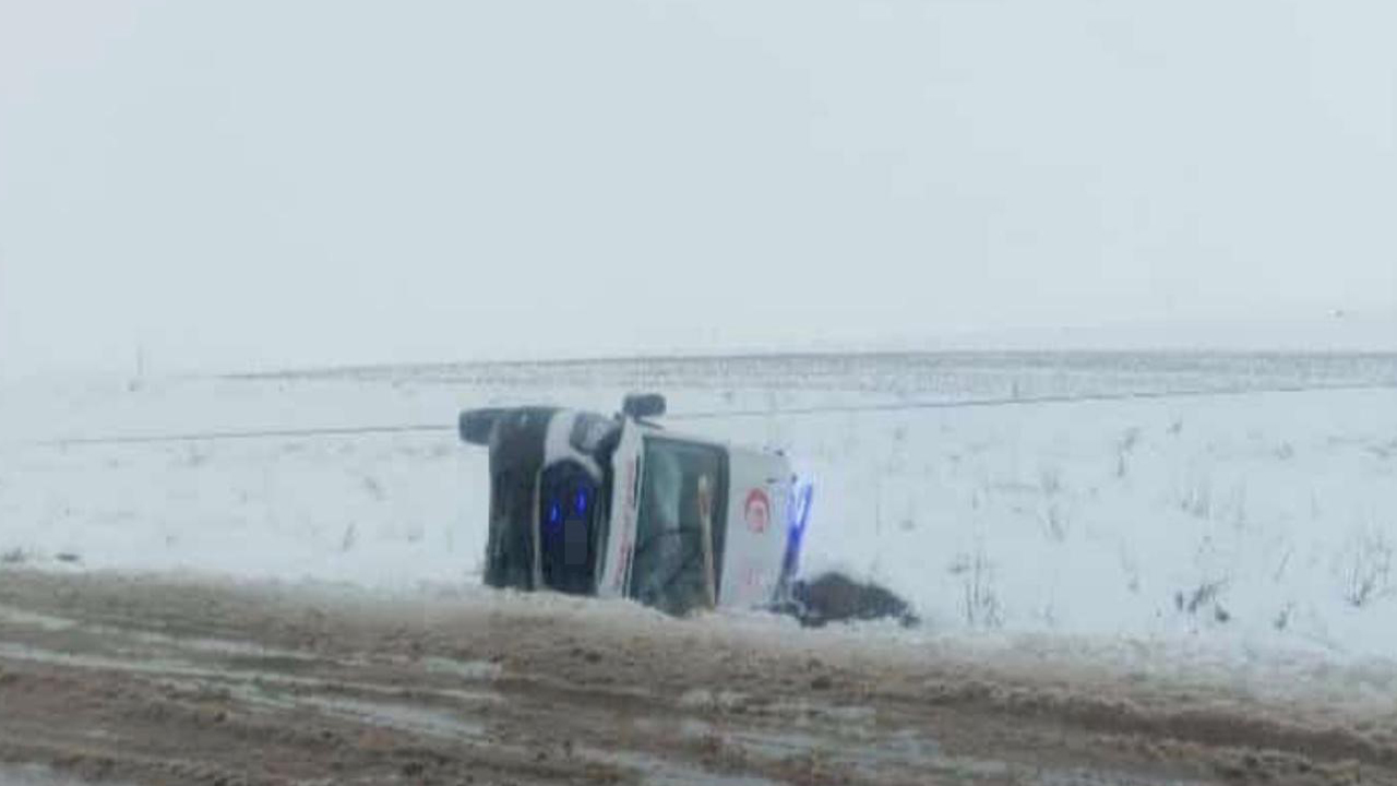 Diyarbakır'da ambulans devrildi: 3 kişi yaralandı