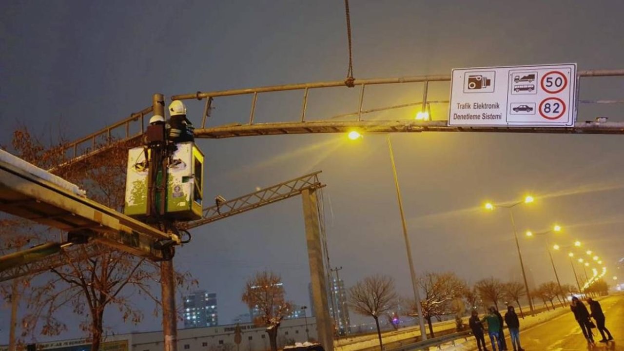 Diyarbakır’da kamyonun çarptığı trafik levhası düzeltildi