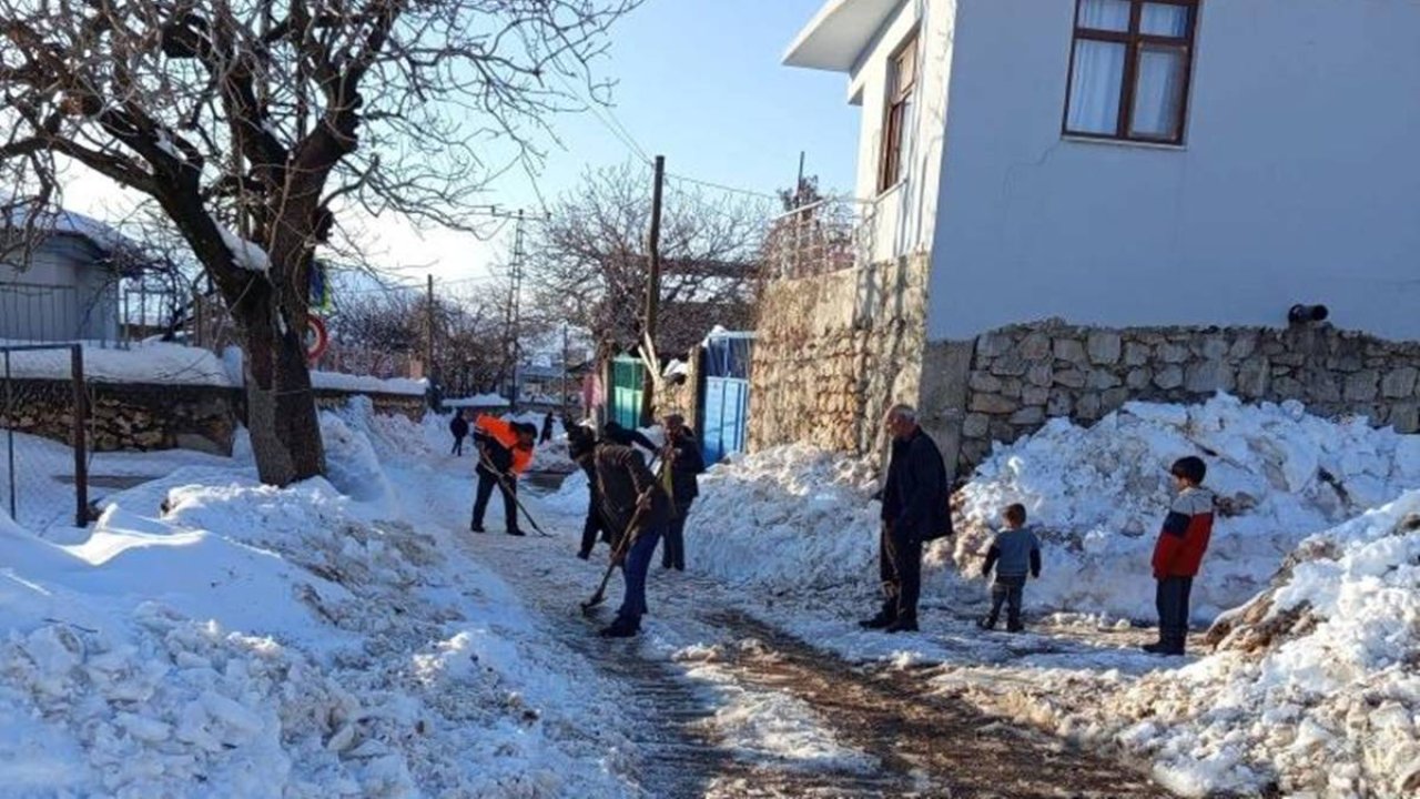 Diyarbakır’da mahalleliler kar mesaisinde