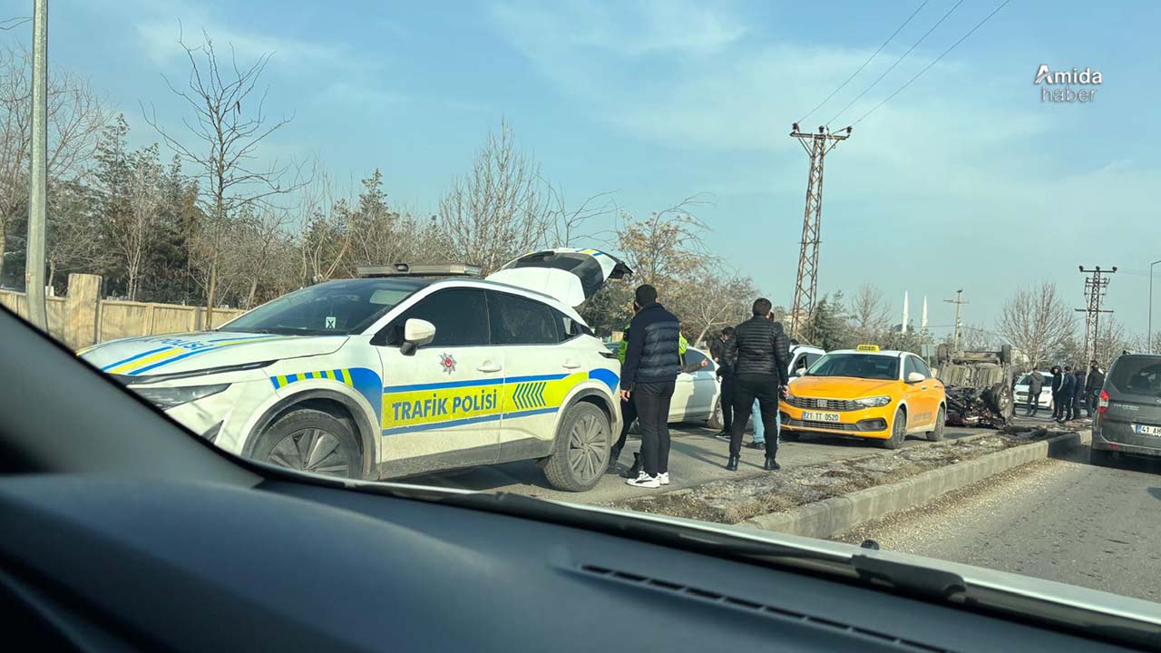 Diyarbakır’da iki otomobil kafa kafaya çarpıştı: 3 ağır yaralı