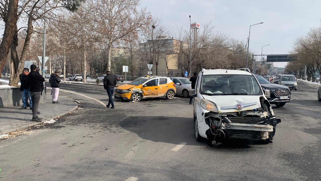 Diyarbakır’da iki araç çarpıştı