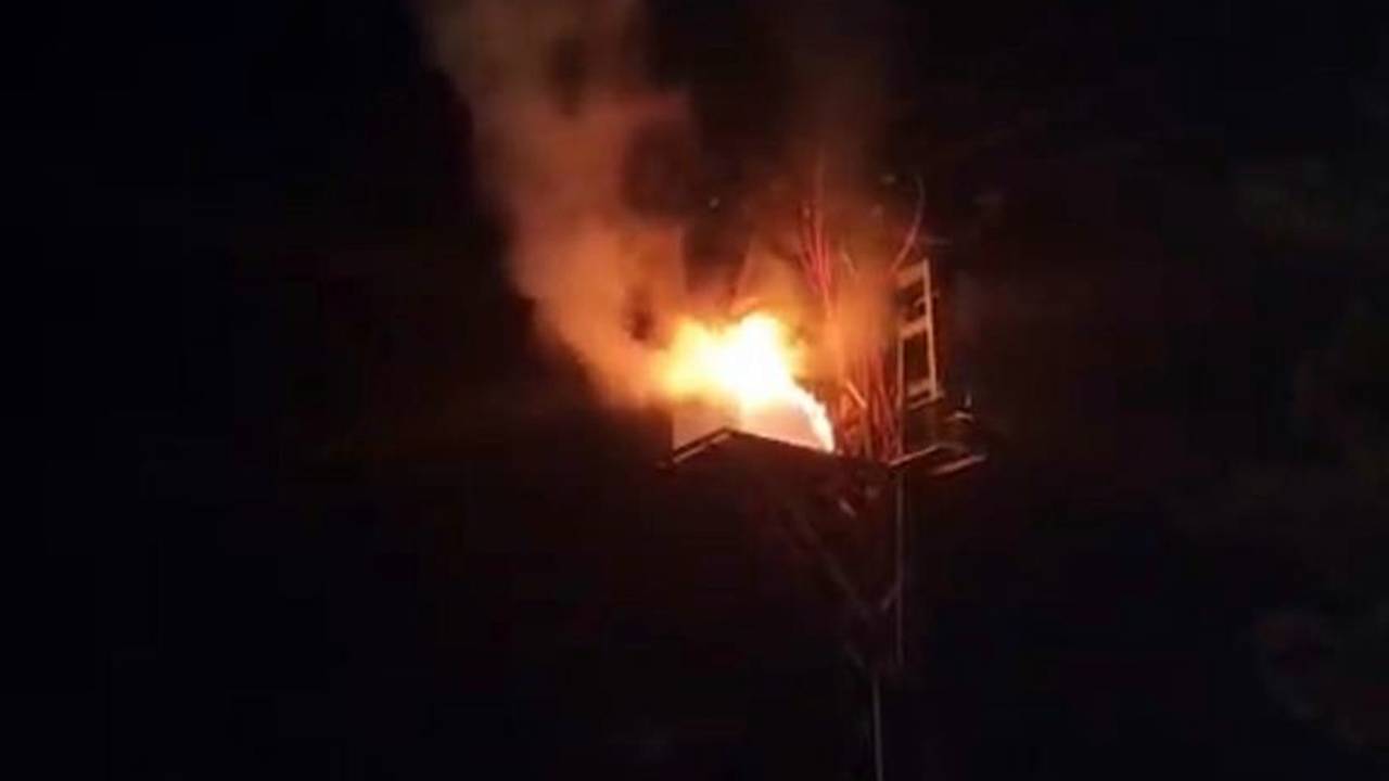 Diyarbakır’da elektrik direğinde yangın