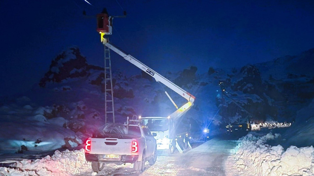 Diyarbakır’da ekipler 1 metre kar altında mesaide