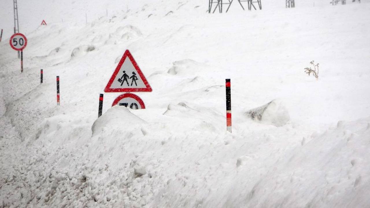 Bitlis’te 100 köyün yolu ulaşıma kapandı