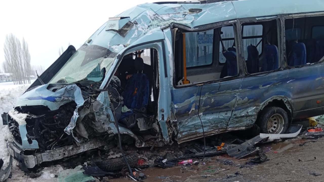 Hakkari’de yolcu minibüsü ile otobüs çarpıştı: Çok sayıda yaralı var