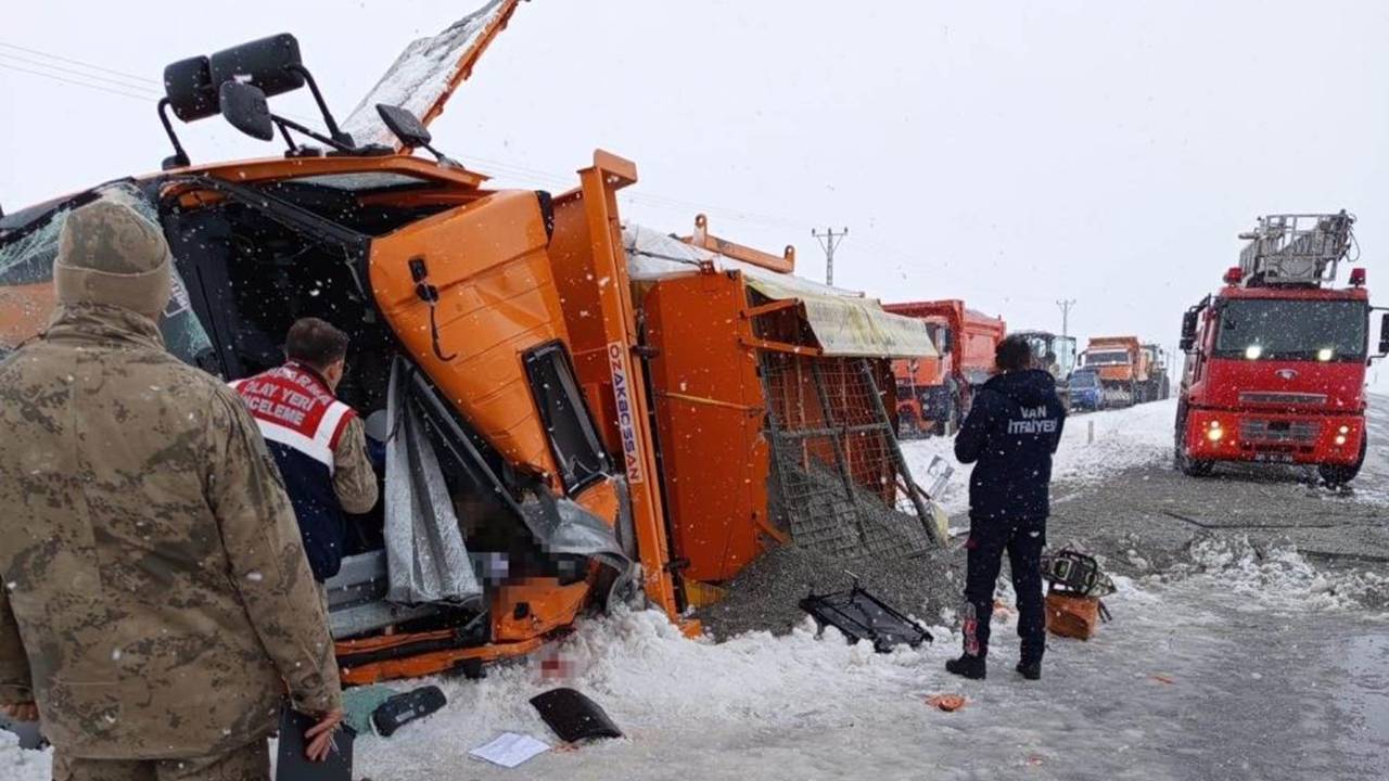 Van’da kar makinası refüje çarptı: Ölü sayısı arttı