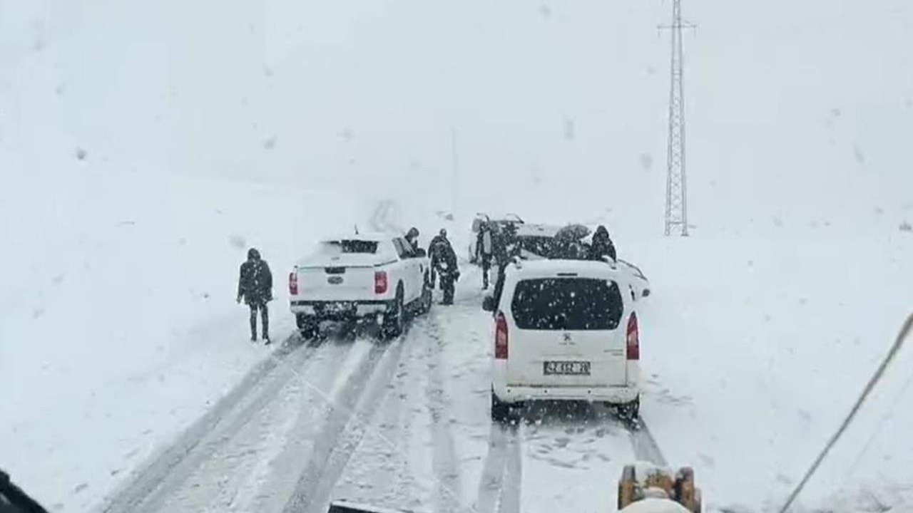 Muş’ta fırtınaya takılan 3 araç kurtarıldı