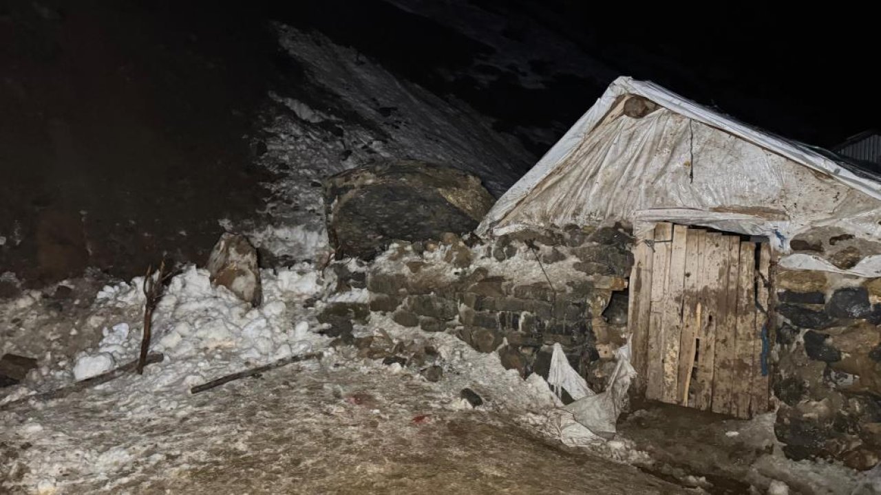 Dağdan kopan kayalar köyü savaş alanına çevirdi