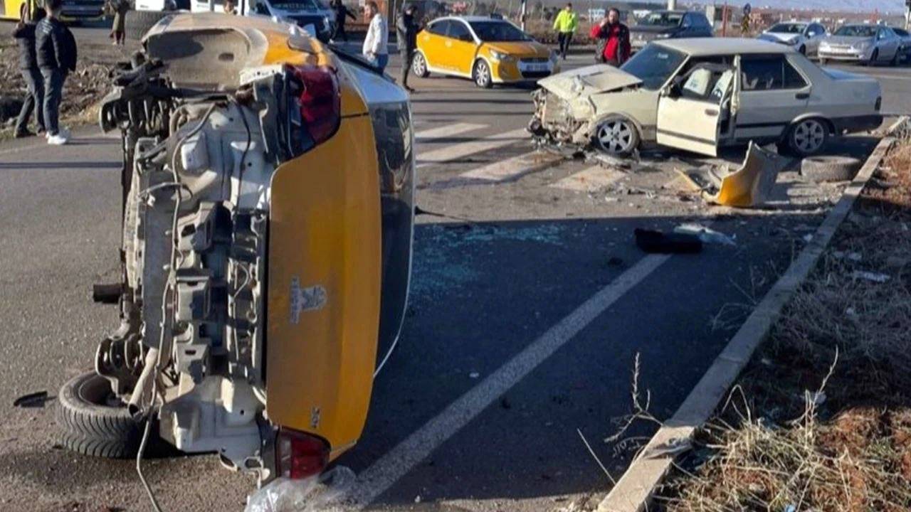 Diyarbakır’da kavşakta kaza: 1’i ağır 2 yaralı